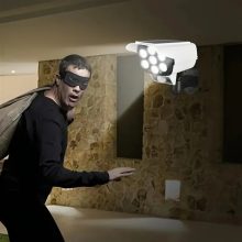 Kameraházba épített napelemes megfigyelő fény